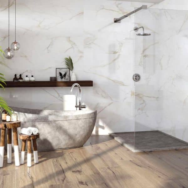 La salle de bain en marbre blanc et sol en bois