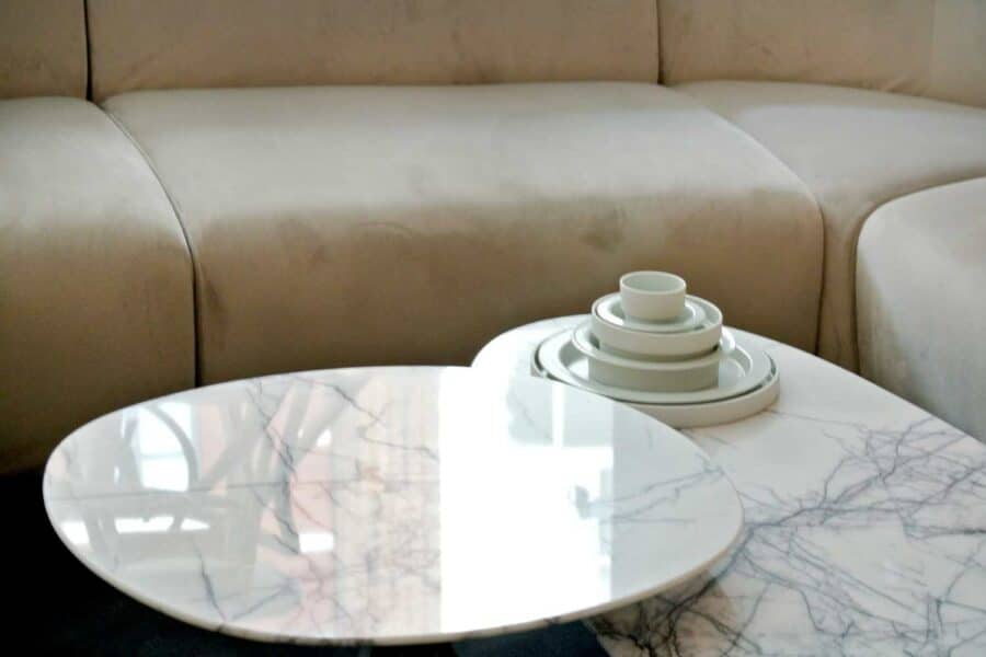 La table basse en marbre blanc