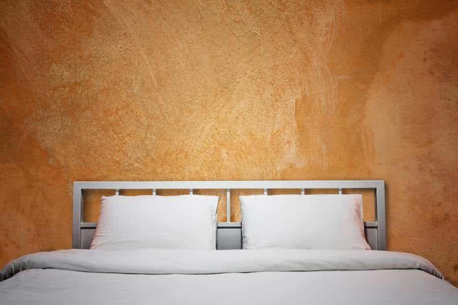 La chambre à coucher naturelle de couleur orange