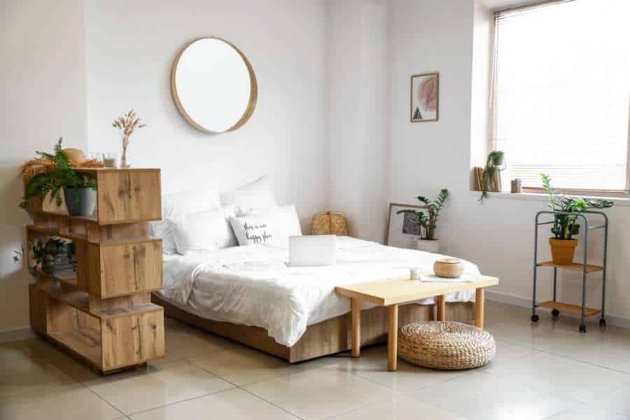 Les meubles naturels dans une chambre à coucher