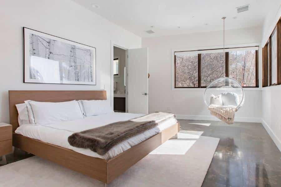 une chambre à coucher avec un sol en marbre brun
