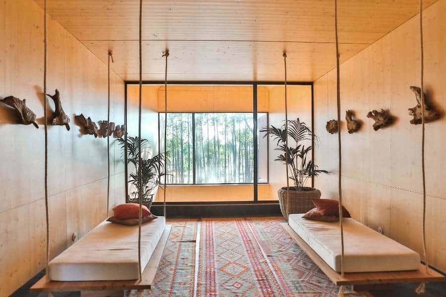 Une chambre avec une ambiance zen et une décoration avec des plantes