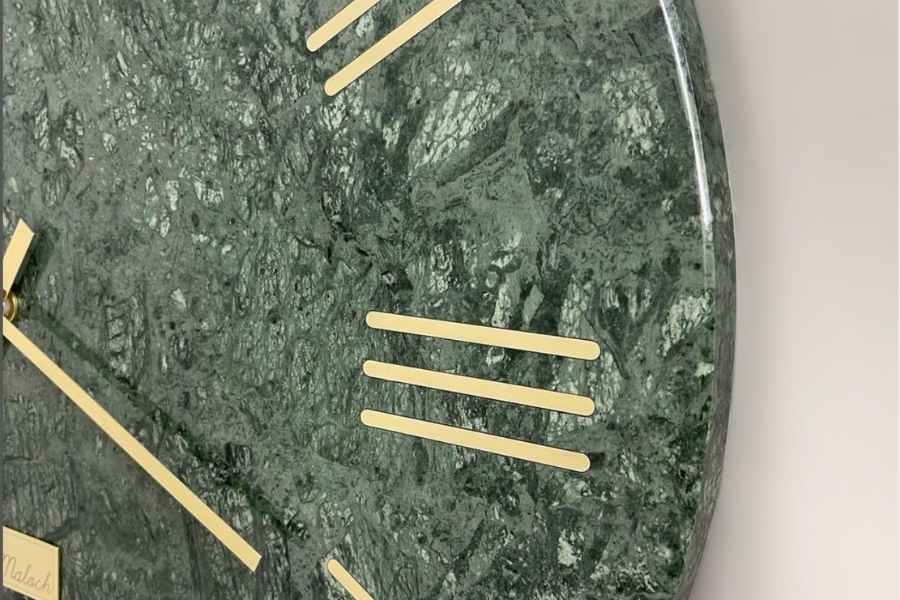 une horloge en marbre vert