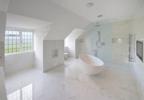 La salle de bain en marbre blanc