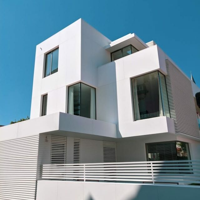 une maison moderne avec des formes cubiques
